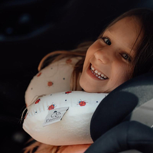 Детская подушка-подголовник для путешествий Vanilla Copenhagen "Lady Lovebug", молочная